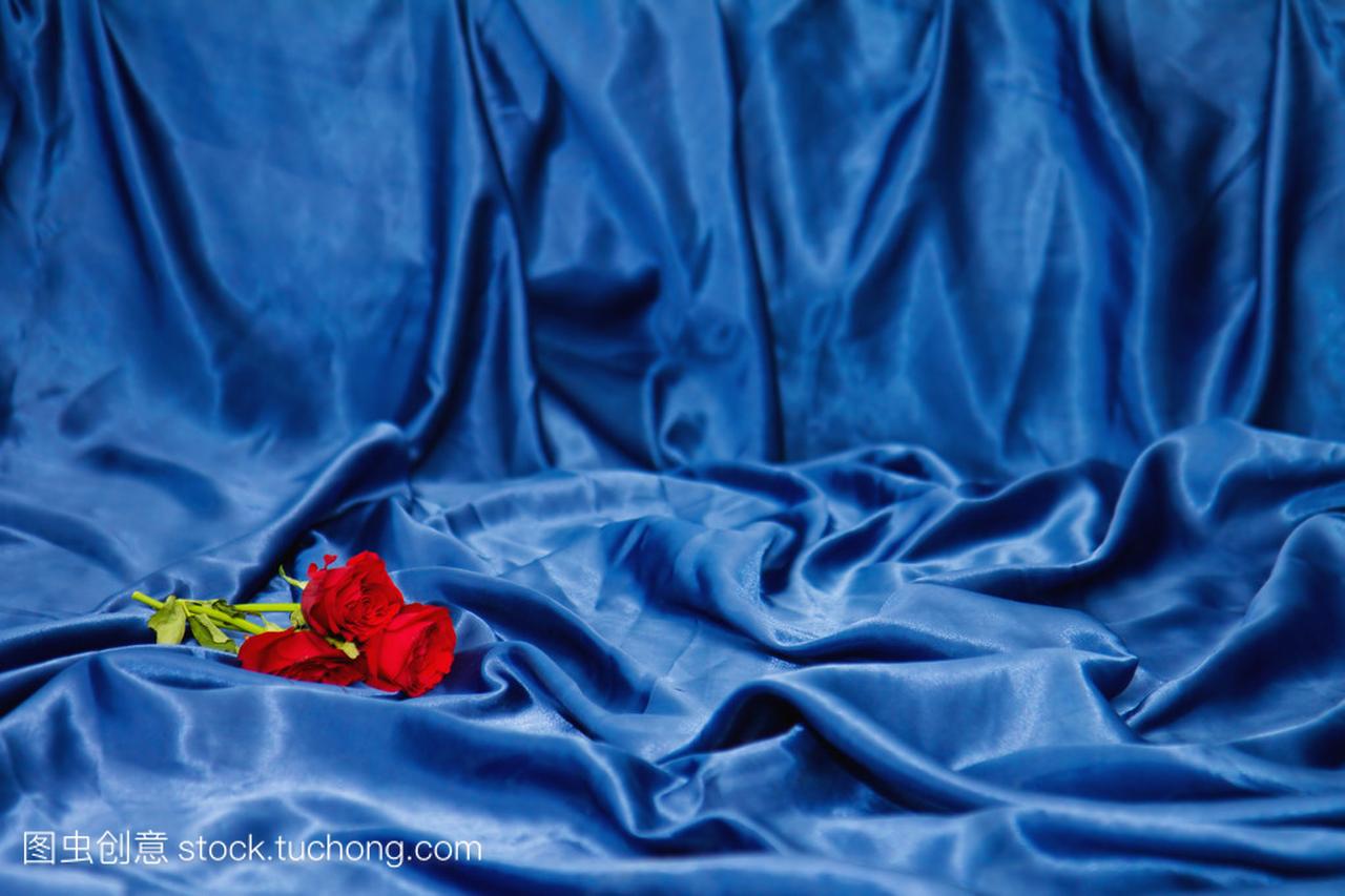 蓝色床单上的红玫瑰