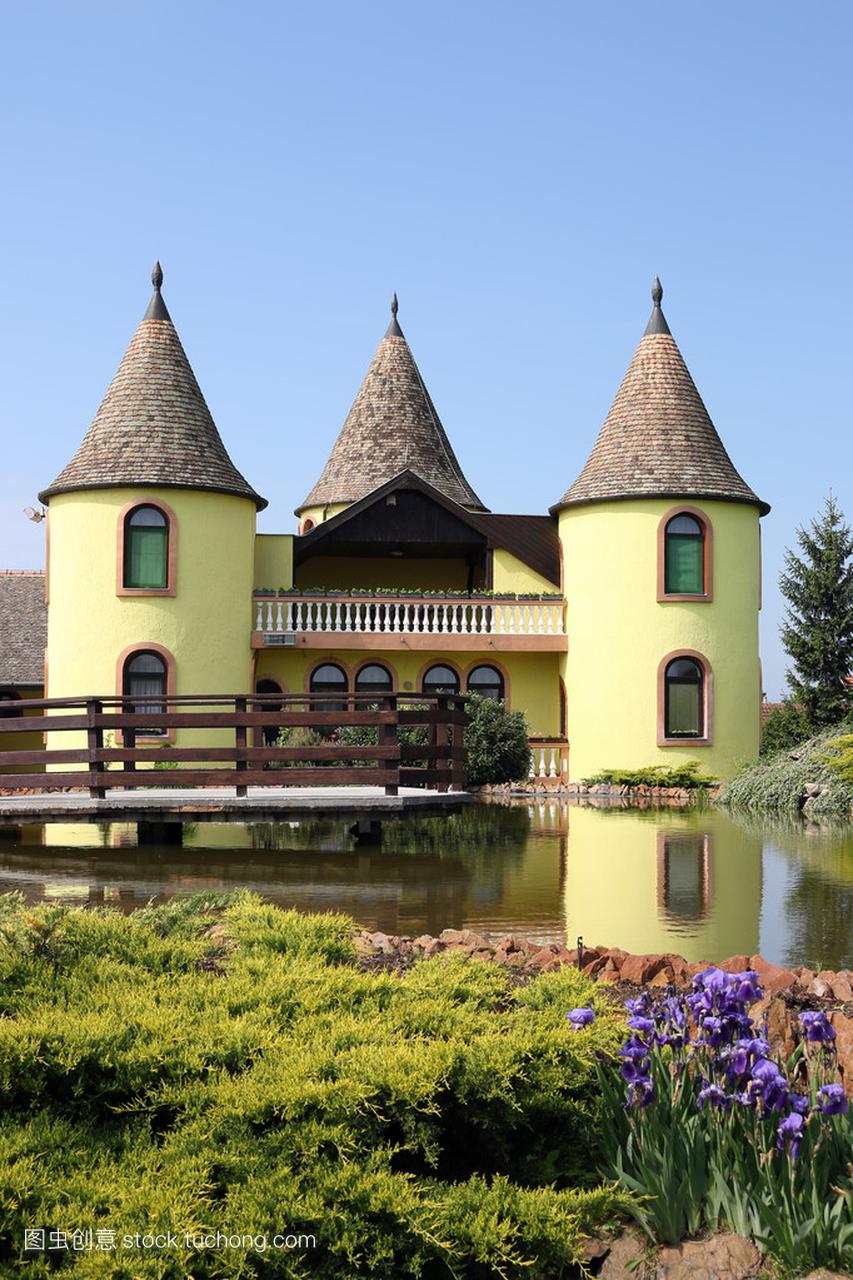 黄色城堡与池塘东欧塞尔维亚
