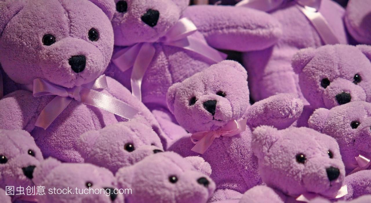 紫色的玩具熊成一堆在房间里