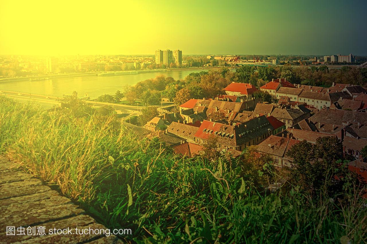 在夕阳的光在 Novi Sad,塞尔维亚,城市景观