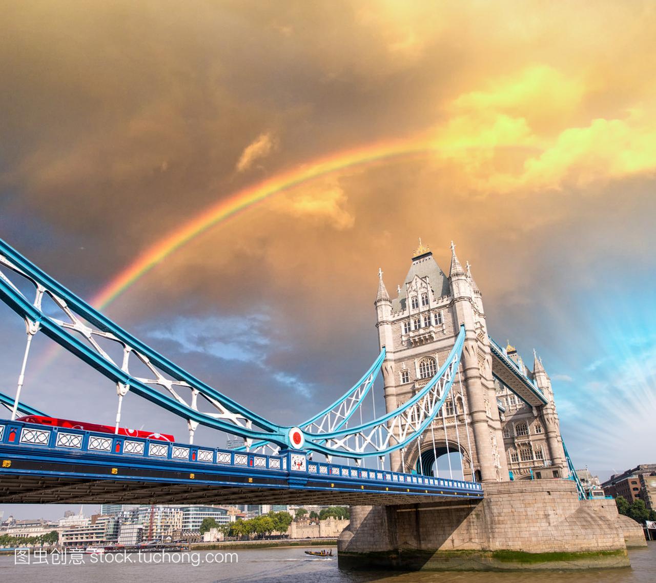 暴风雨的天气和彩虹伦敦塔桥