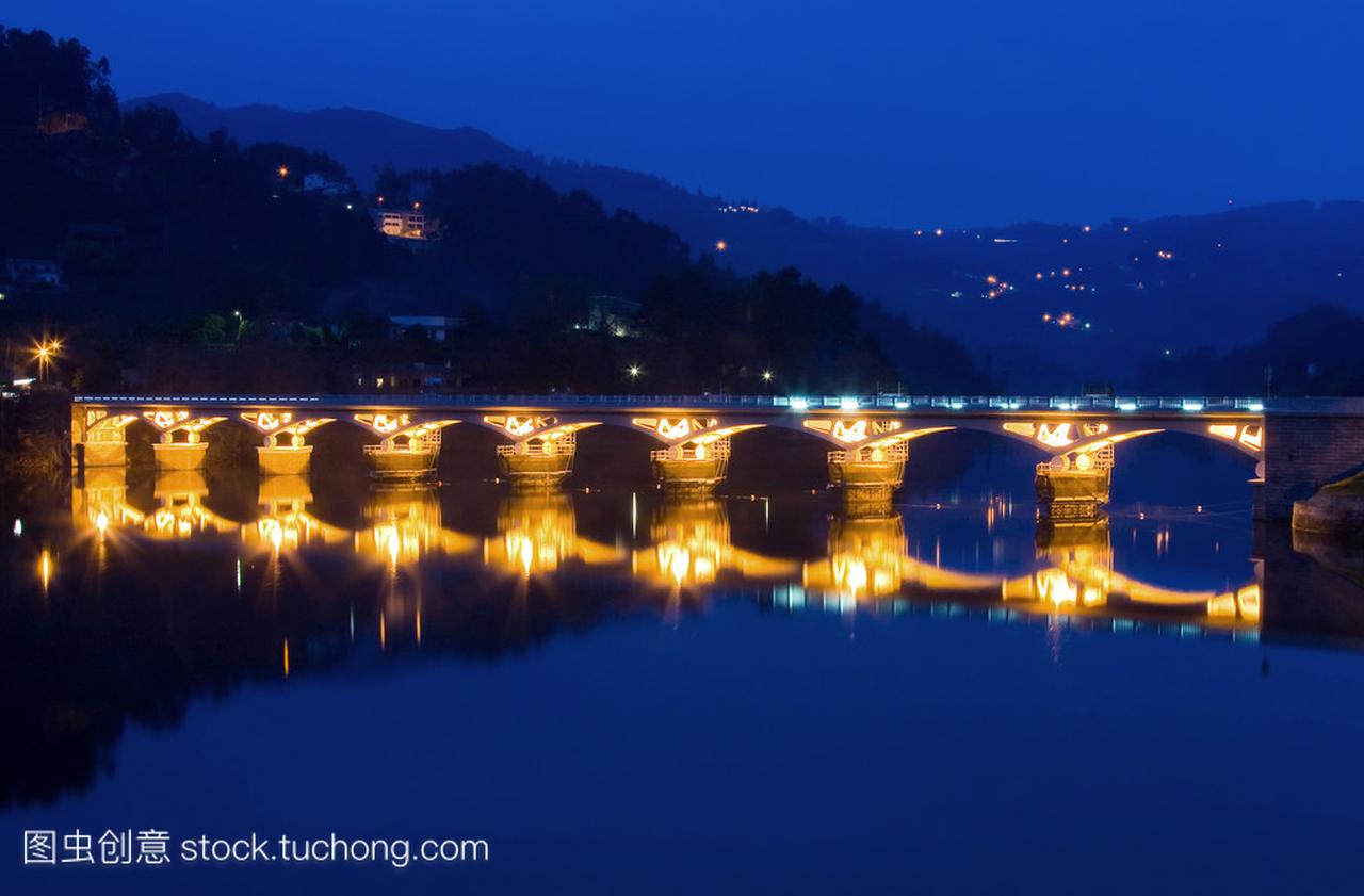 在晚上,葡萄牙北部 geres 国家公园的桥梁