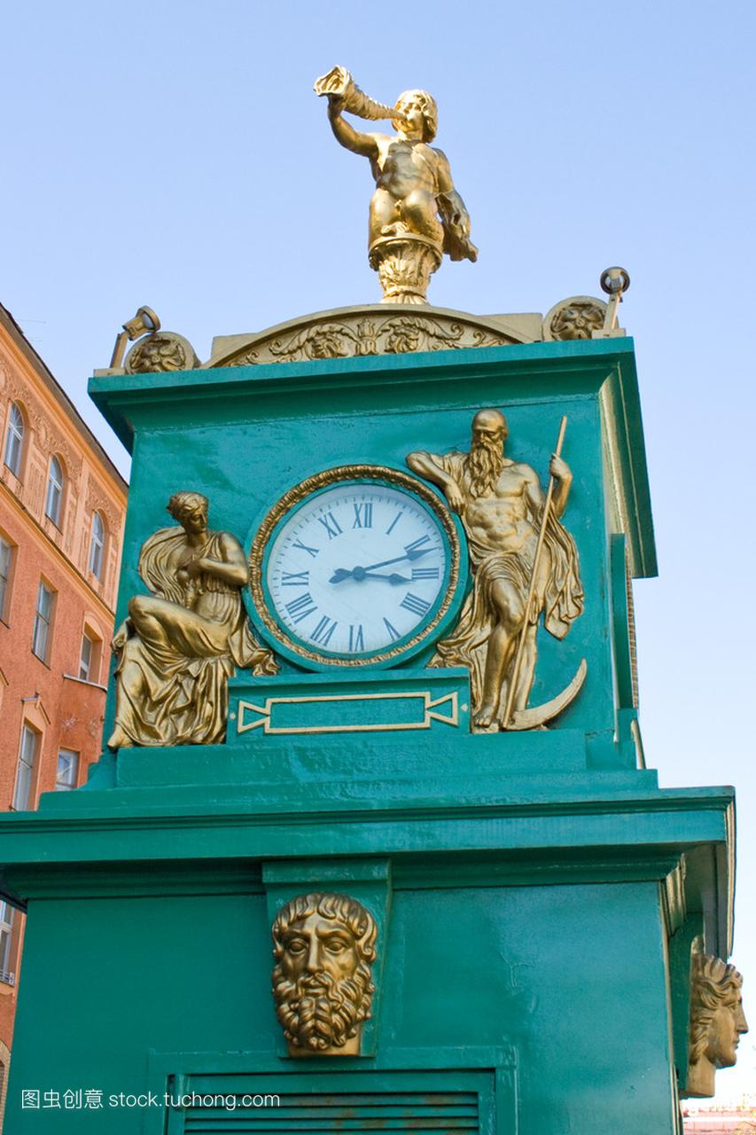 在市中心的古董街钟圣彼得斯堡。俄罗斯