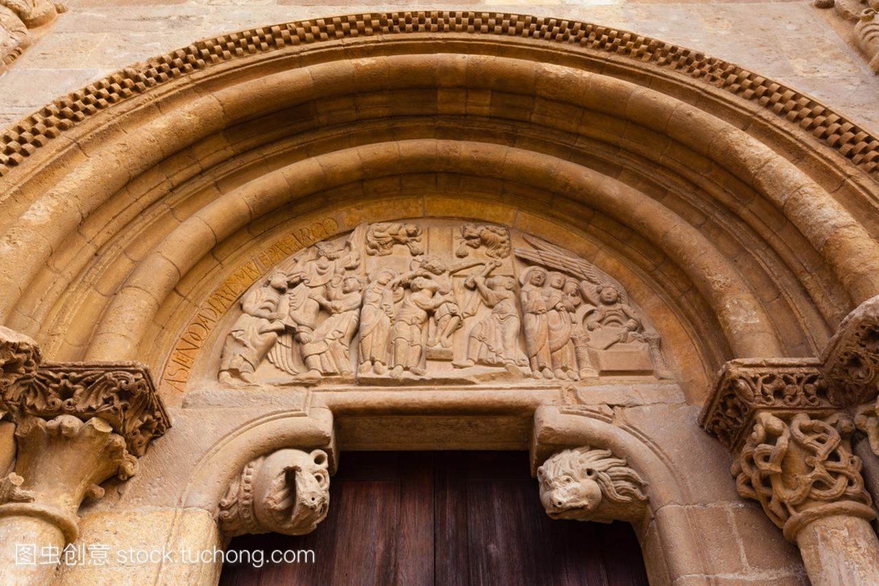 罗马式风格的莱昂大学在莱昂的门