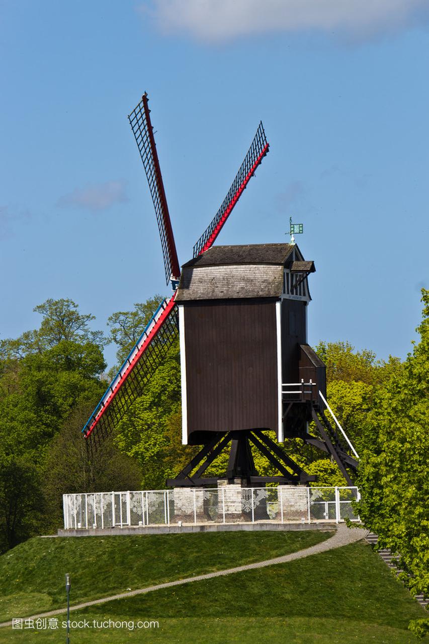 古老的风车在比利时布鲁日的欧洲城市