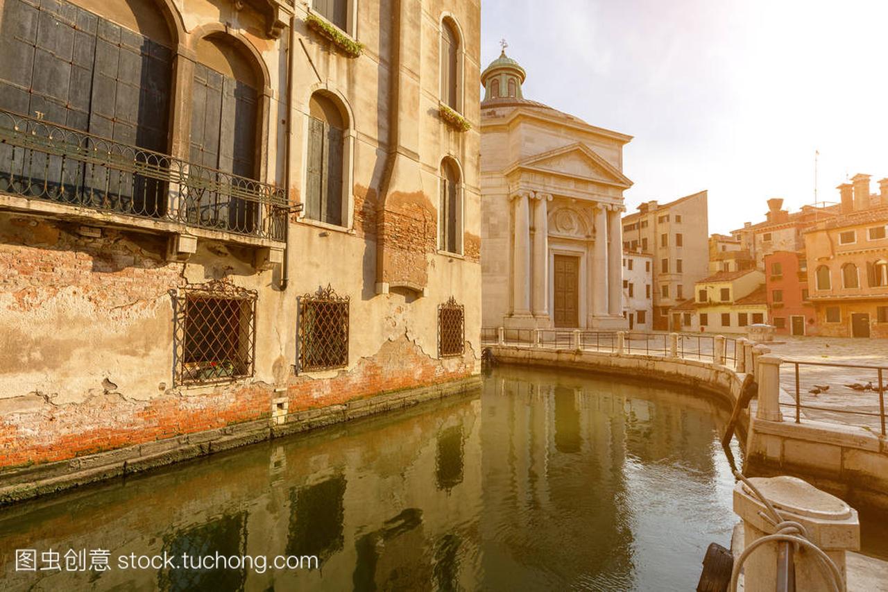 在威尼斯与老建筑阳台的小运河