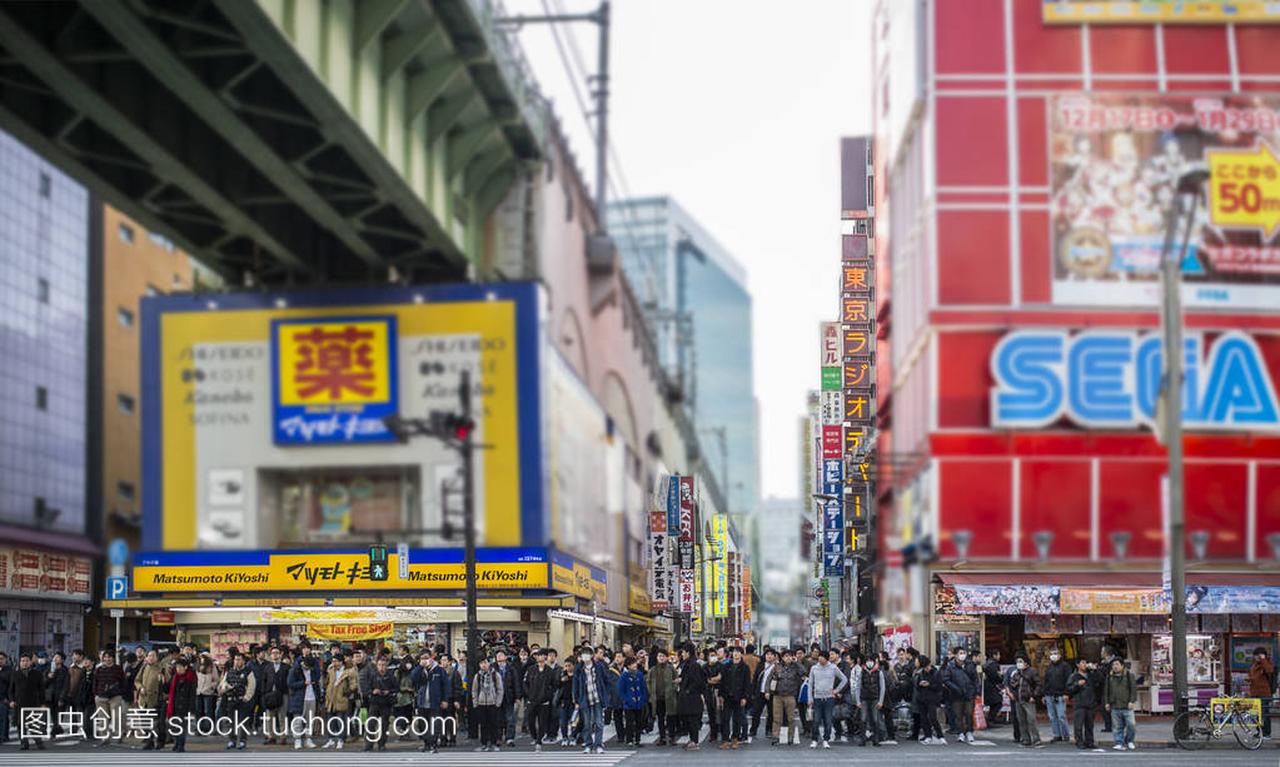 东京,日本-2017 年 1 月 2 日︰ 人群通过低于在