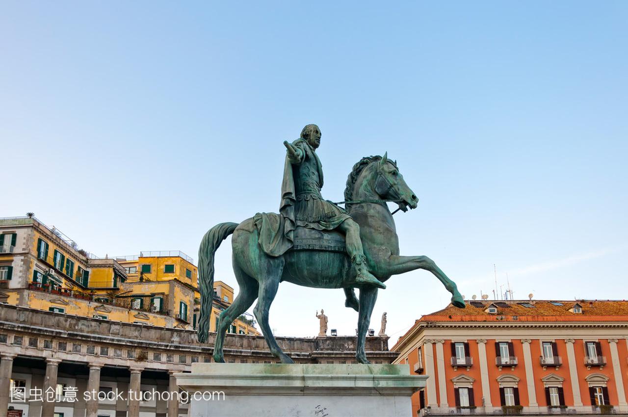 雕像的国王查尔斯三世在那不勒斯,意大利