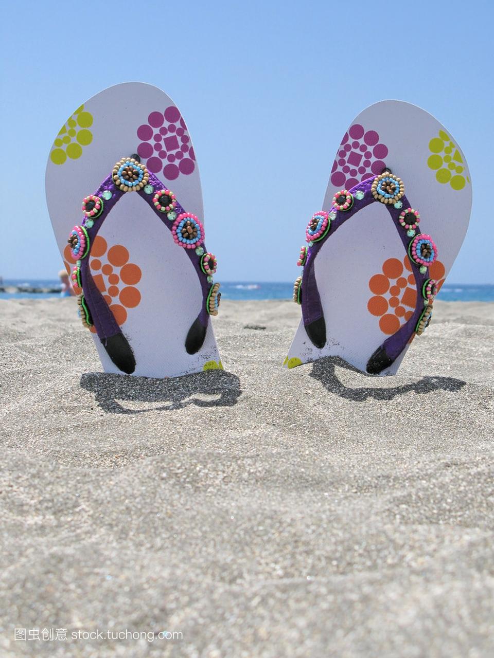 在加那利群岛特内里费岛的黑沙滩人字拖鞋