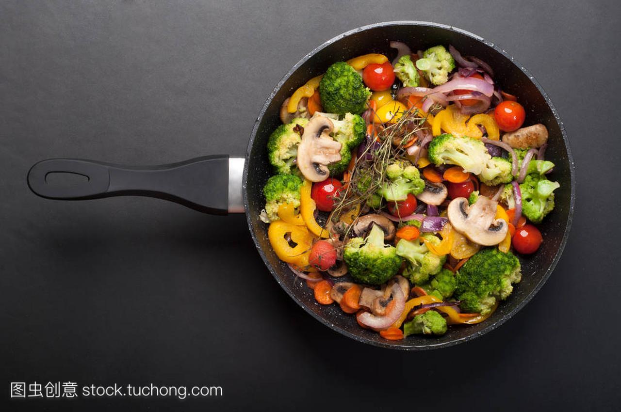 油炸锅油炸蔬菜是深色表面上。低热量饮食夏季
