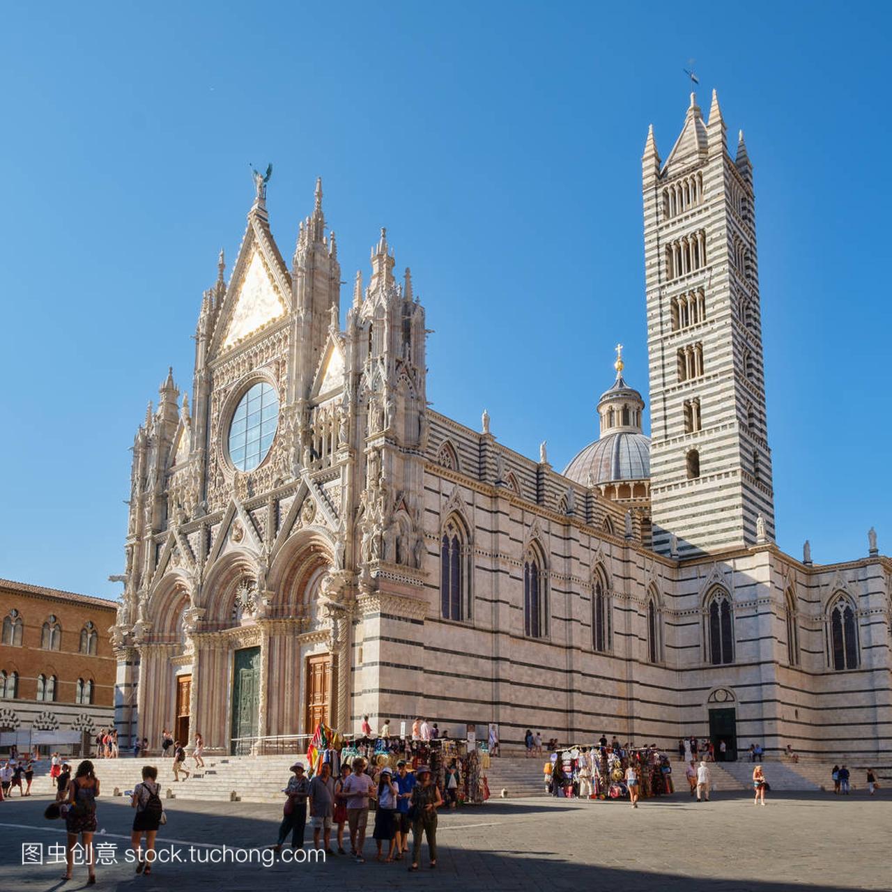 游客和当地人在托斯卡纳,意大利锡耶纳大教堂