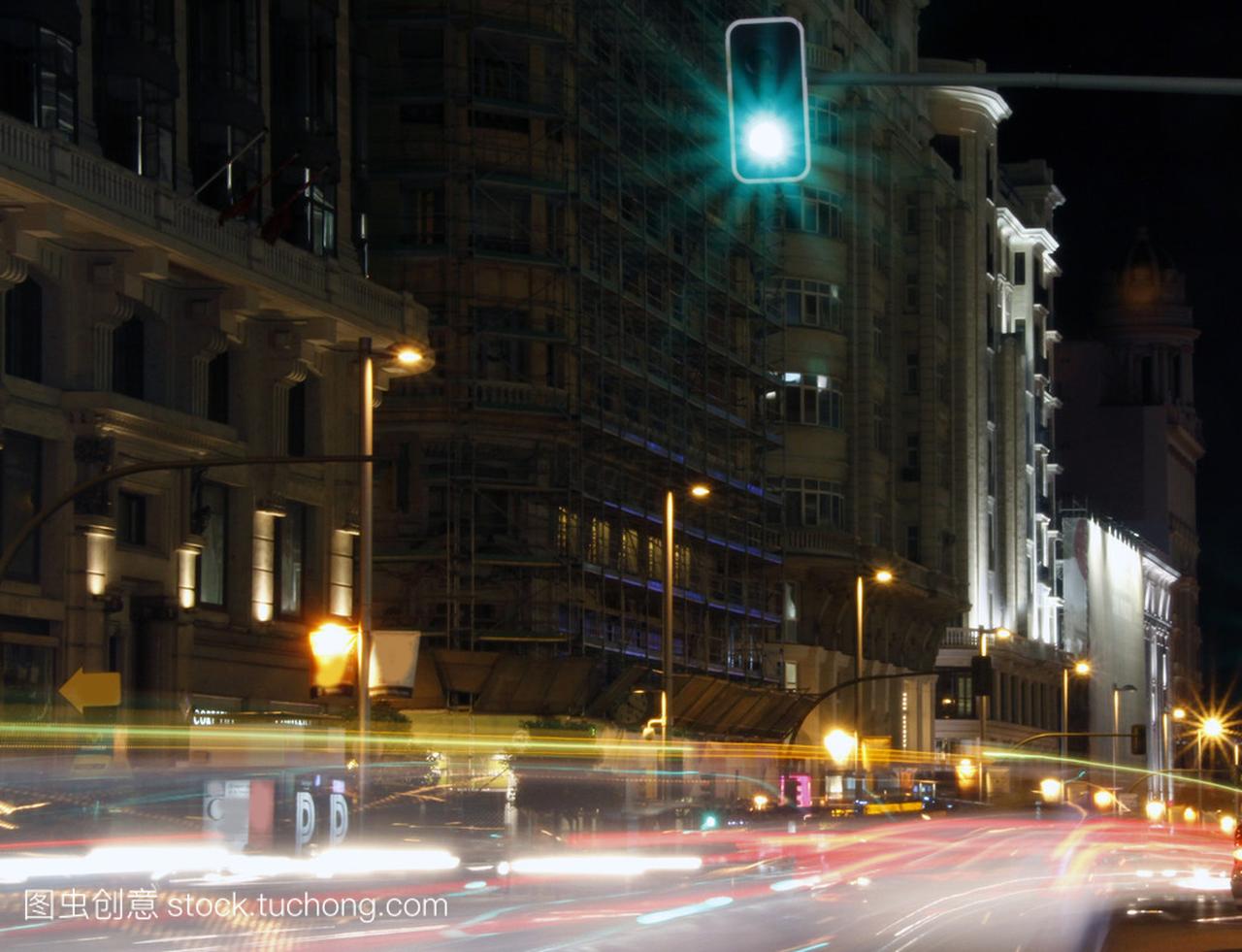 著名和典型街道的晚上在马德里通过格兰