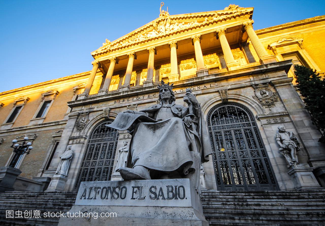 雕塑的西班牙国王阿方索 · el Sabio 在国立图