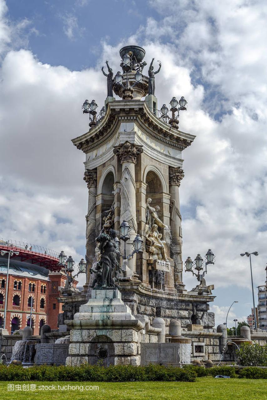 雕像和在西班牙巴塞罗那西班牙广场的喷泉