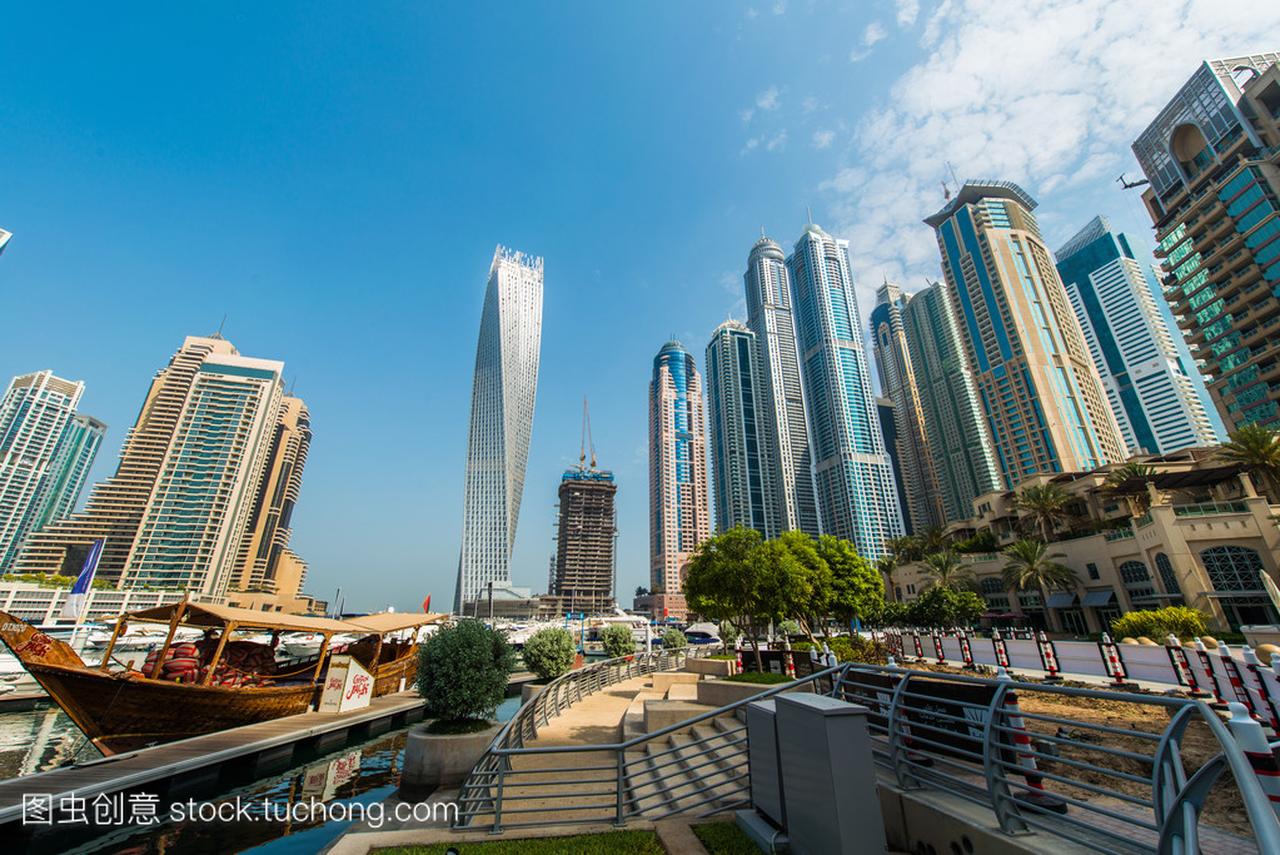 在阿拉伯联合酋长国的迪拜码头摩天高楼