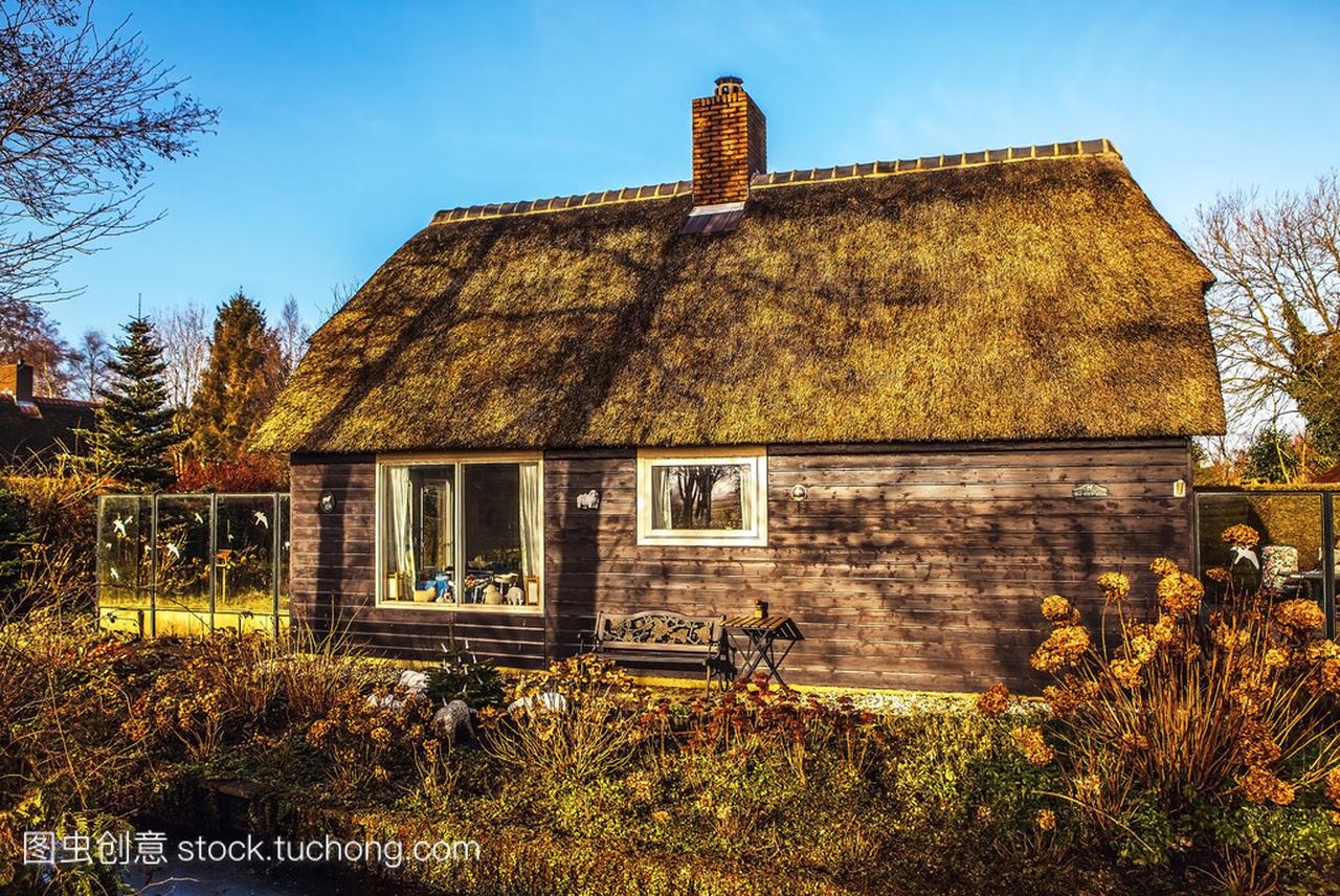 在 Giethoorn,荷兰的茅草屋顶舒适幢老房子里