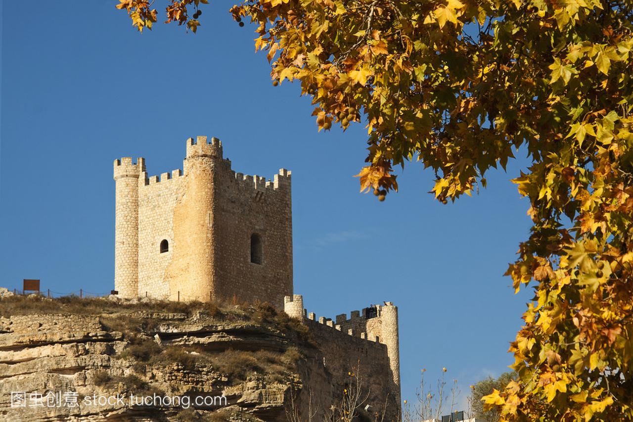 阿尔卡拉-del jucar,西班牙在秋季中的城堡