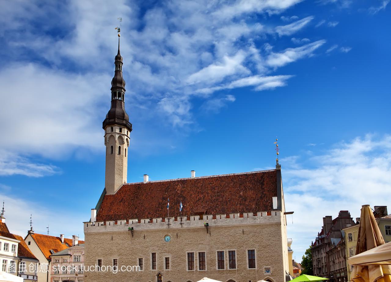 中世纪的市政厅和爱沙尼亚首都塔林市政厅广场