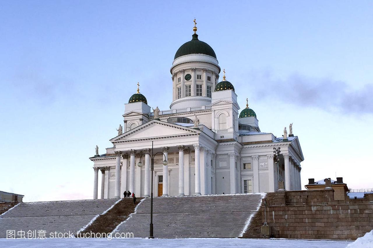 在美丽的寒冷天气里的赫尔辛基大教堂