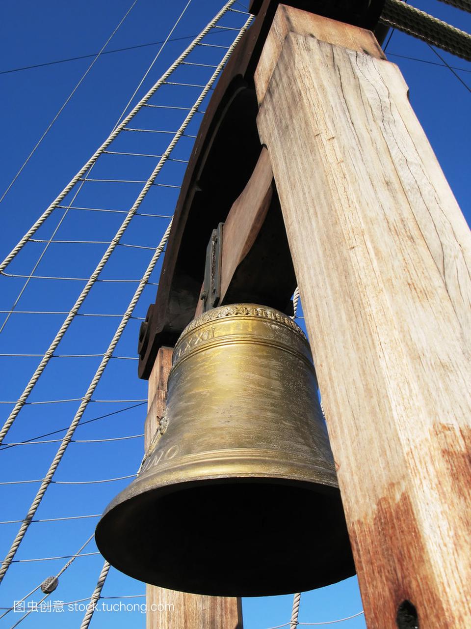 旧的西班牙大帆船的铜钟