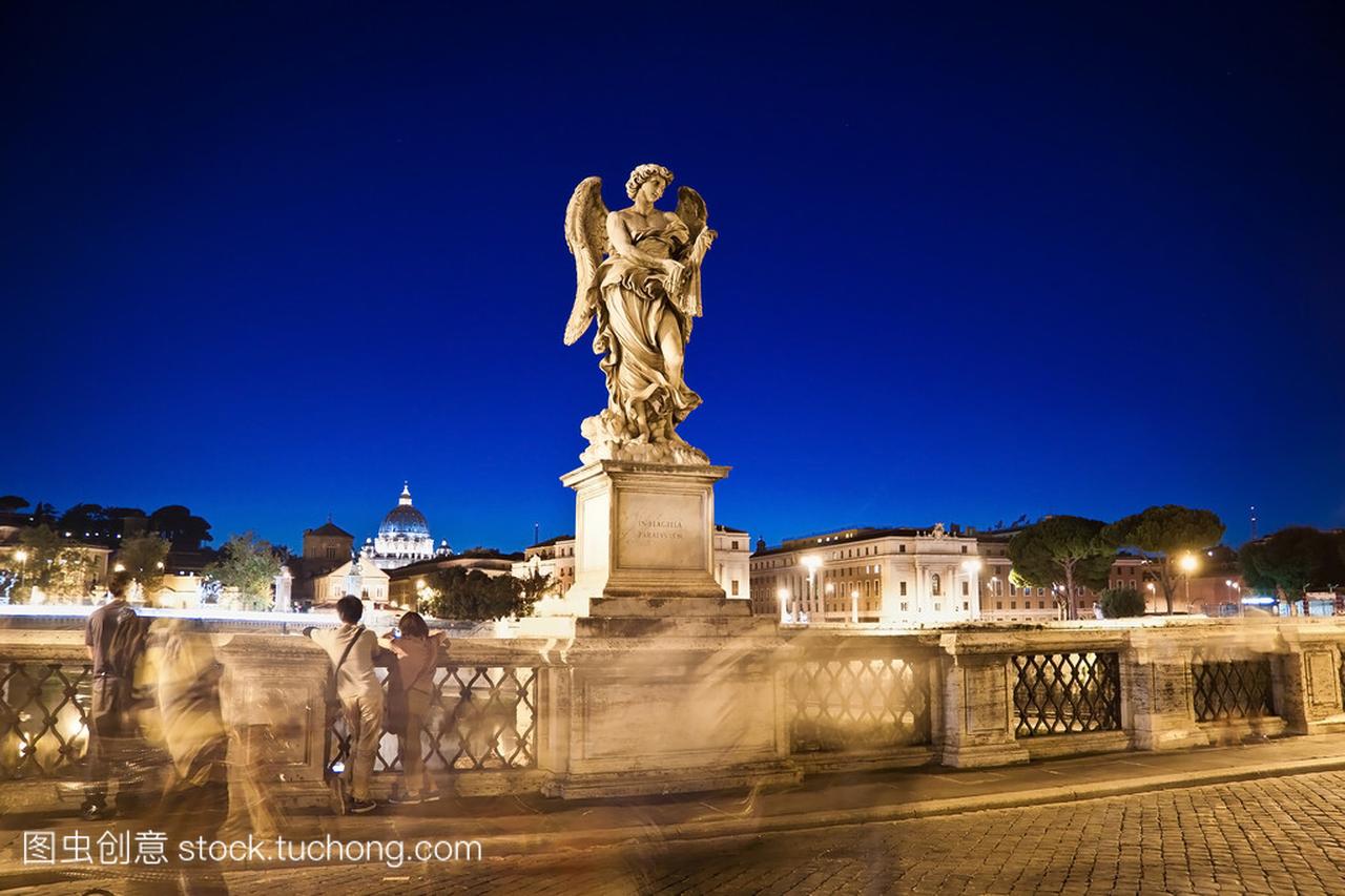 在黑夜时间在意大利罗马雕像的长曝光照片。欧