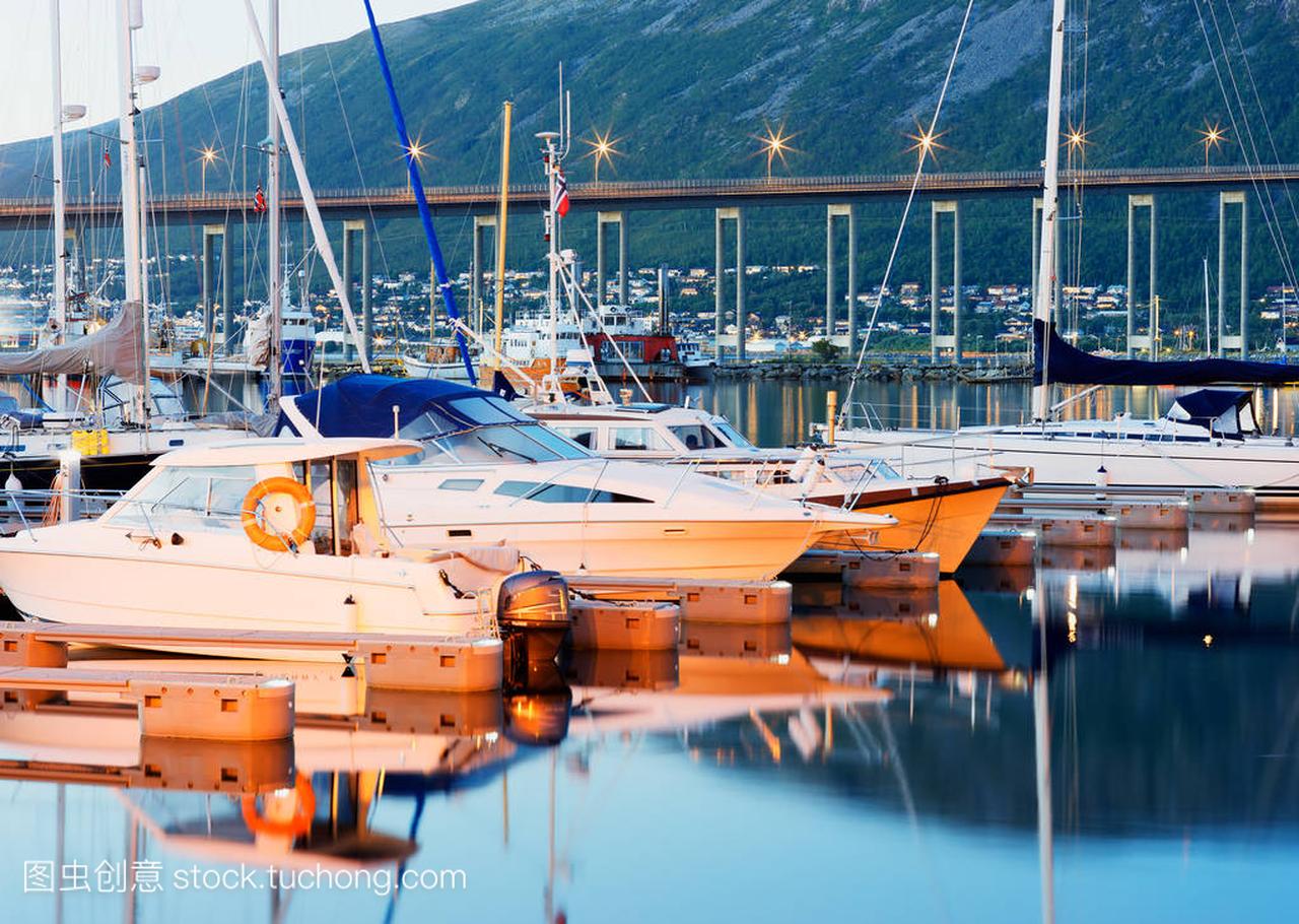 船和小船在挪威港口背景