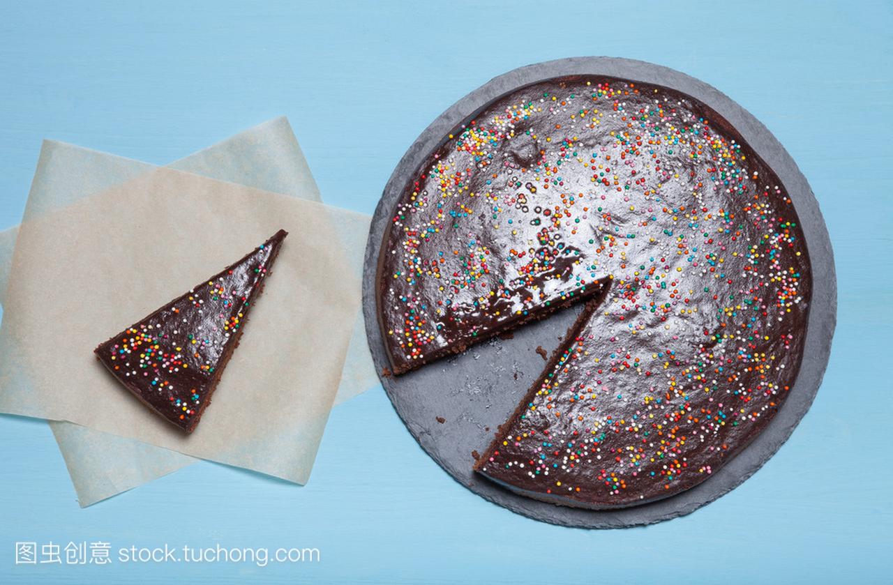 自制巧克力蛋糕上蓝色的木制背景
