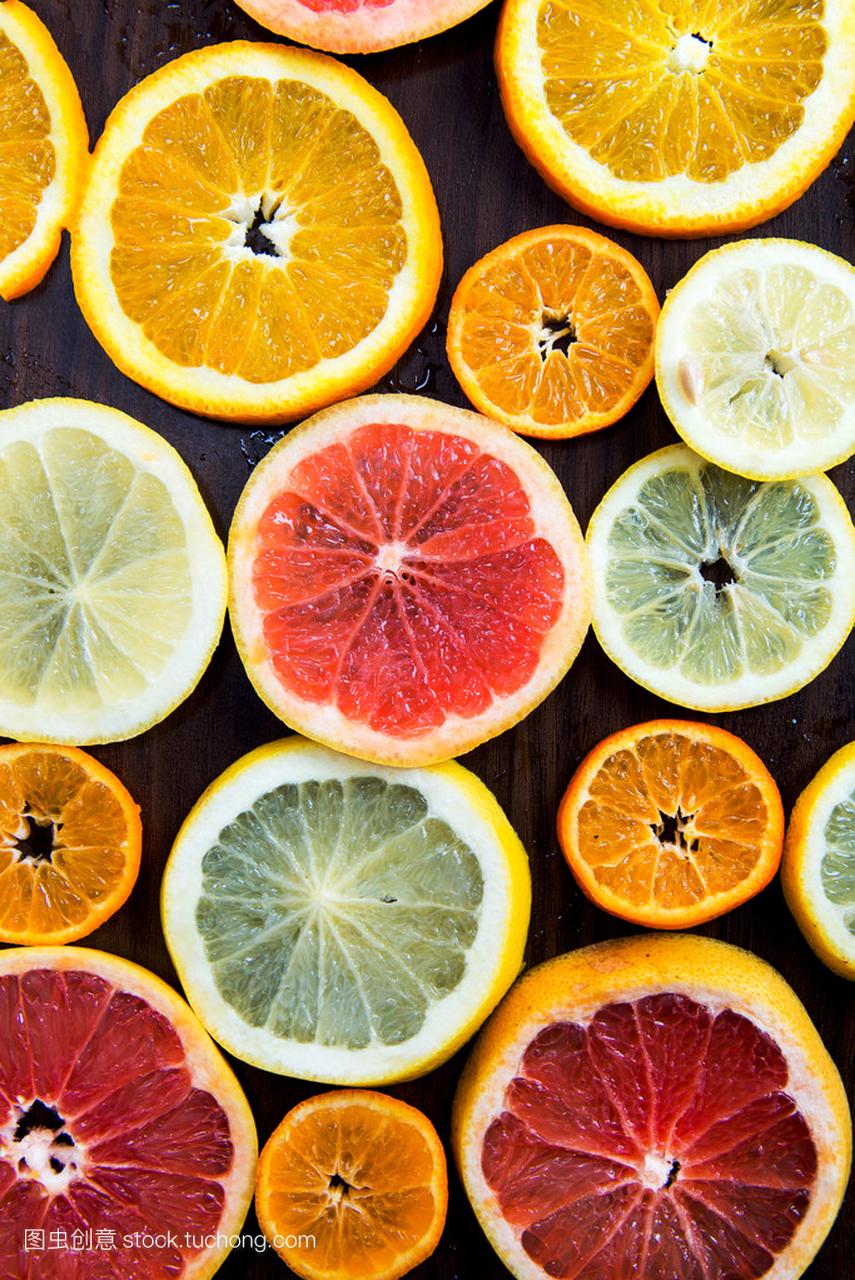 柑橘类水果切片。橘子,葡萄柚和柠檬