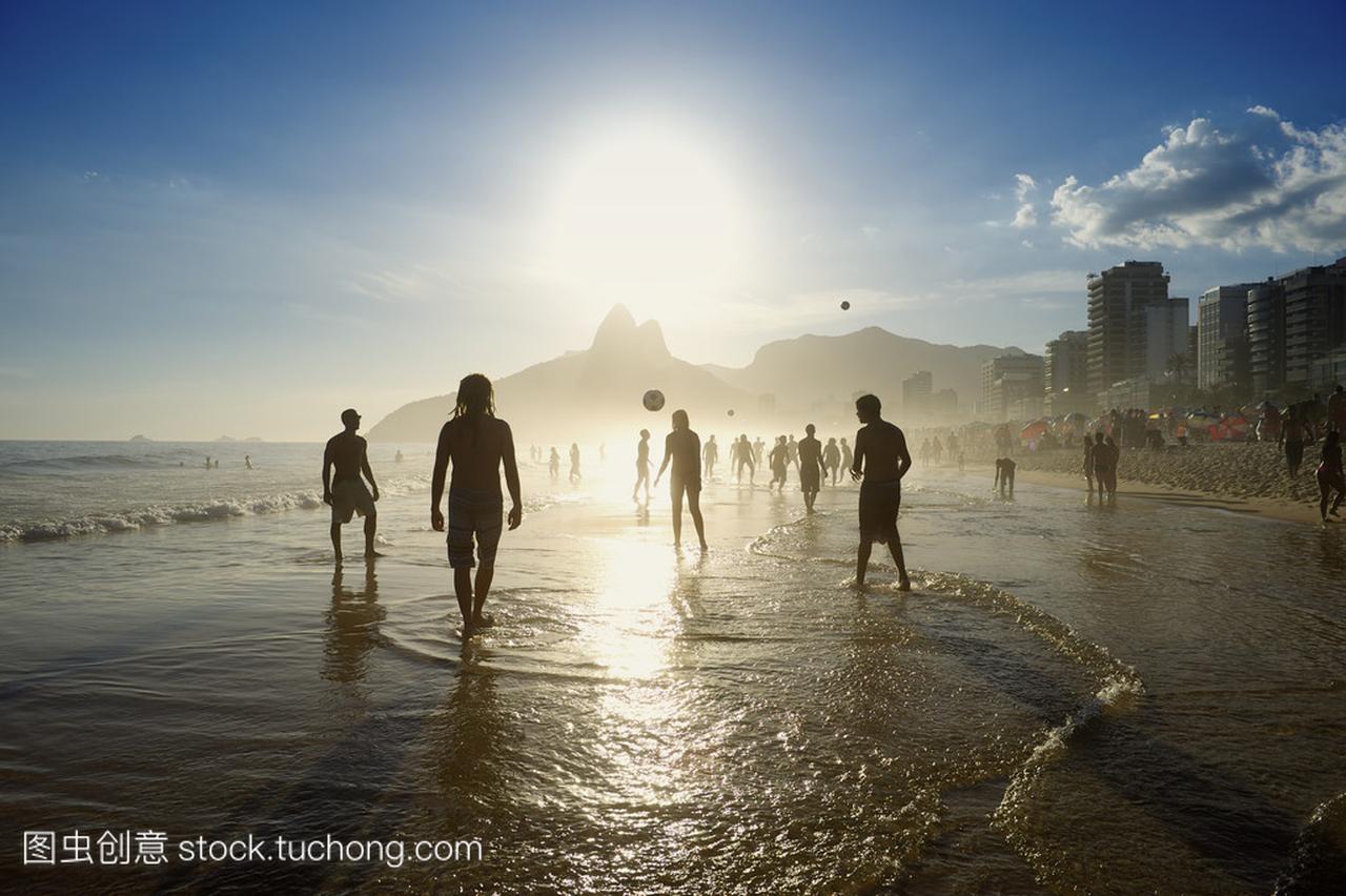 巴西人在 Altinho 海滩足球踢足球