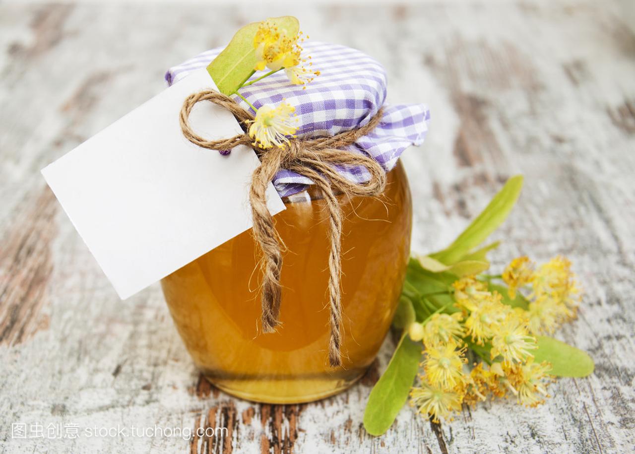 罐子里的蜂蜜和菩提树花