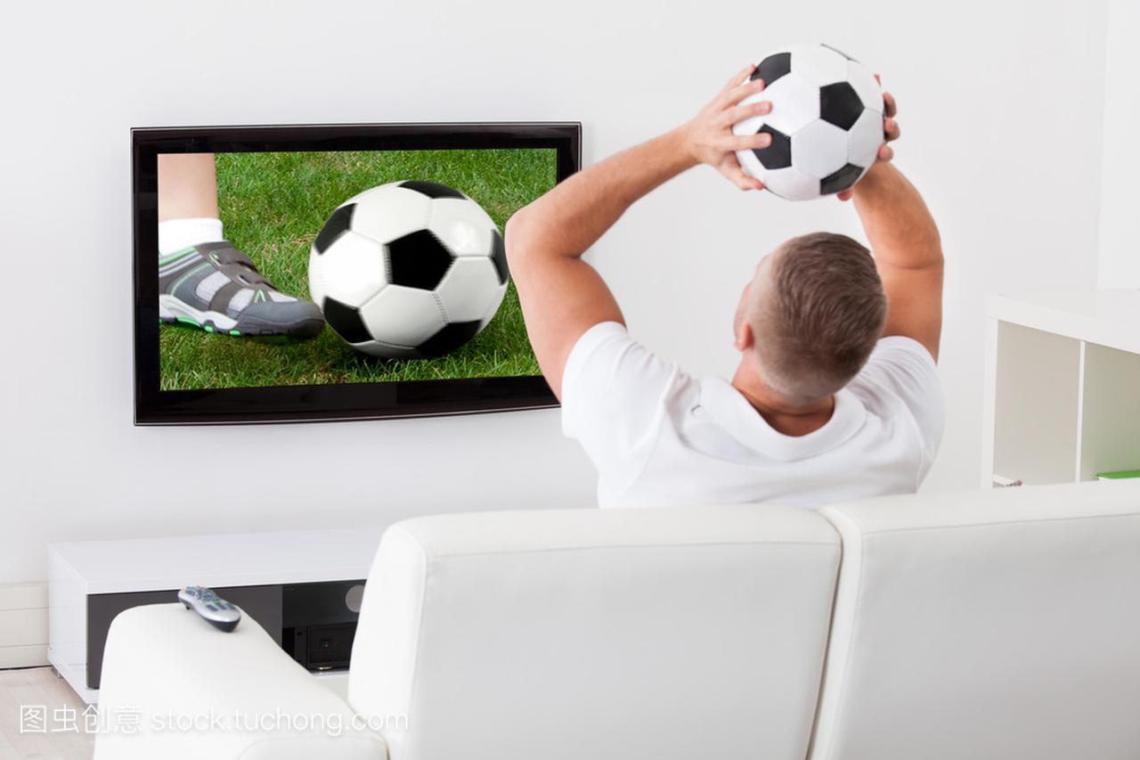 看电视举行足球比赛的足球迷