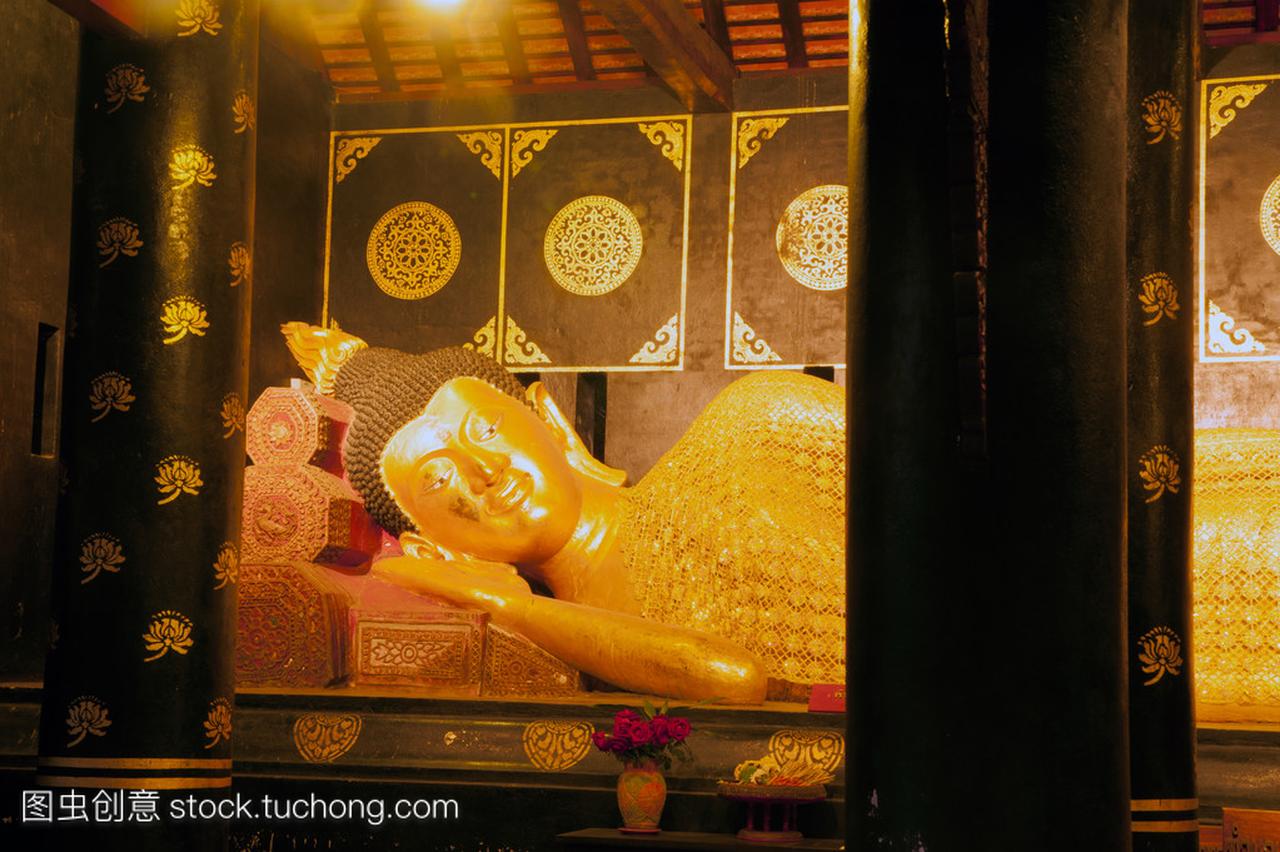 金卧佛的古塔在扫管笏佛塔銮,泰国