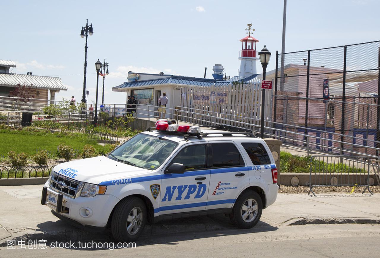 纽约警察局车提供安全在布鲁克林康尼岛节