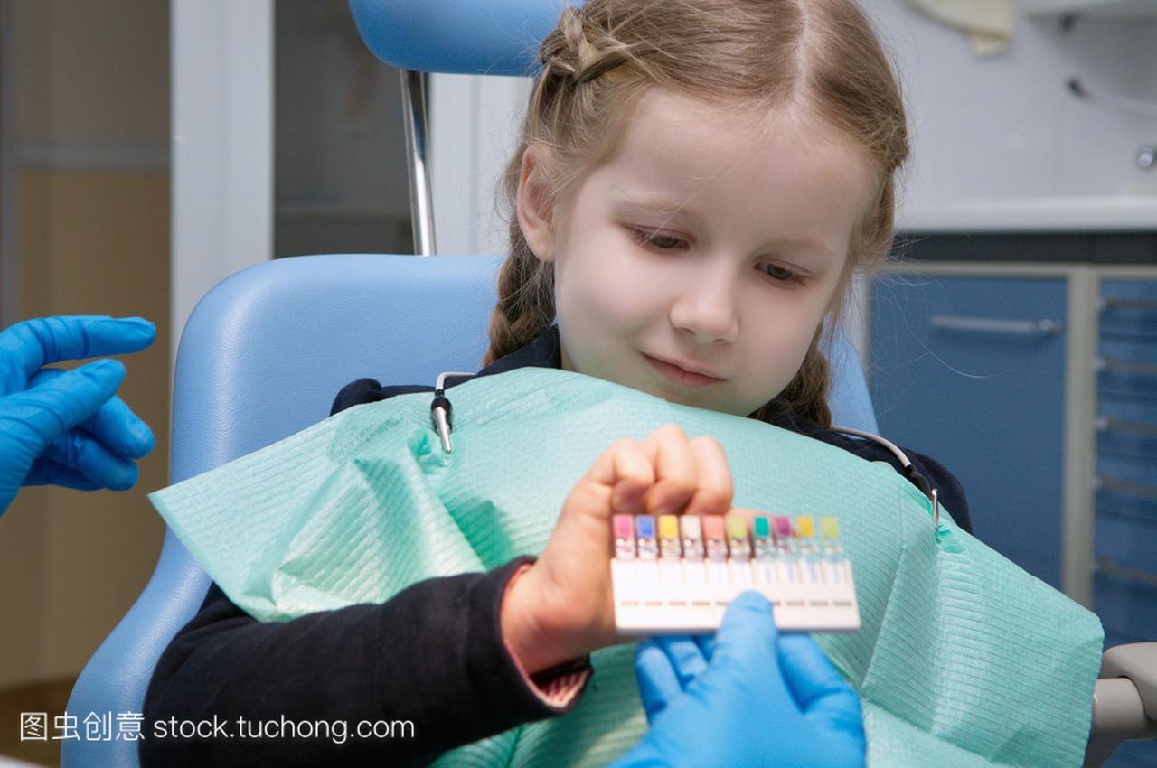 牙科的孩子捡起彩色的补牙