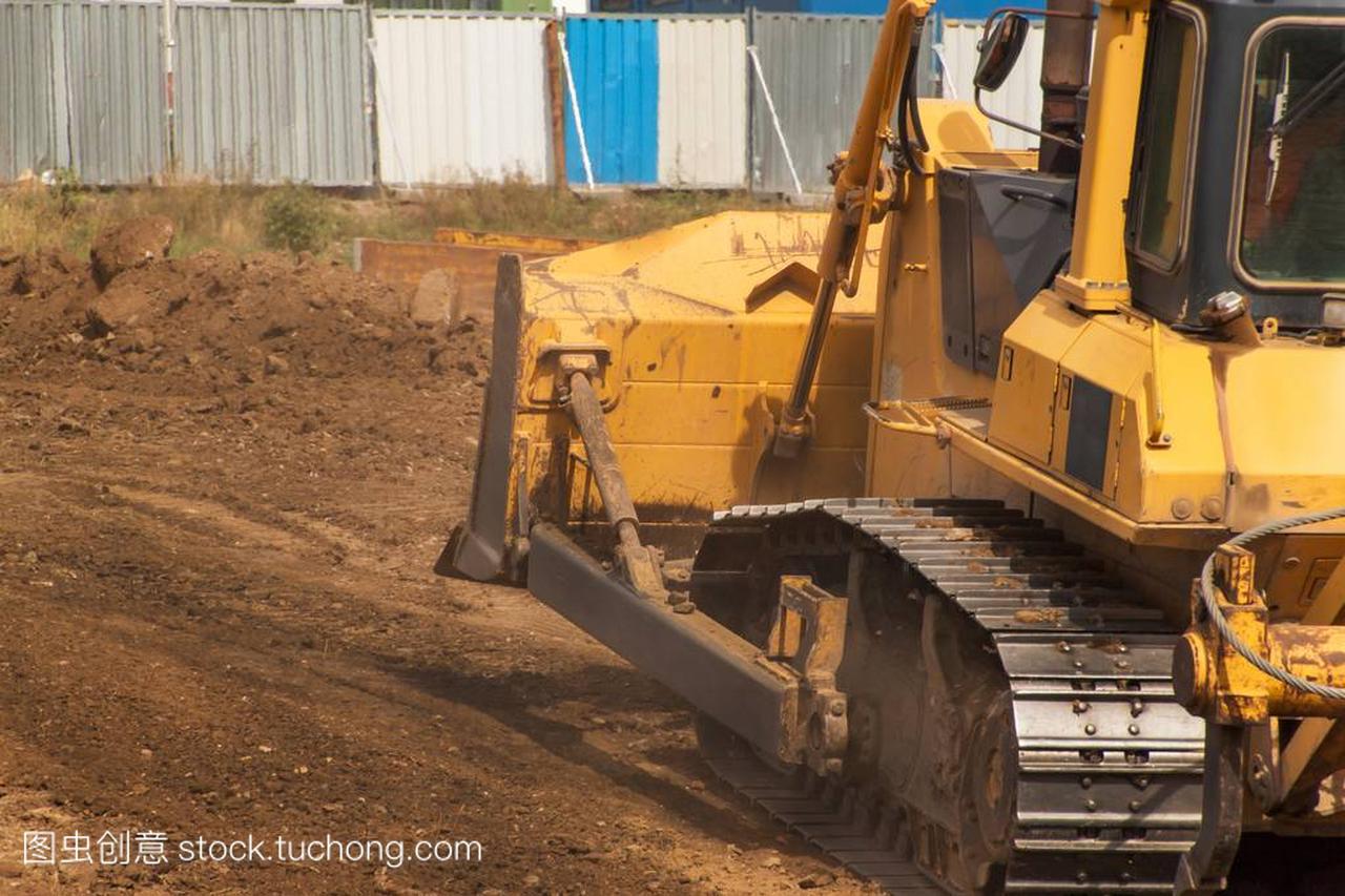挖掘机在施工工地上工作。黄建设推土机在工作