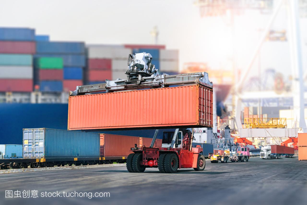 物流运输行业的叉车处理集装箱箱装货口岸出口