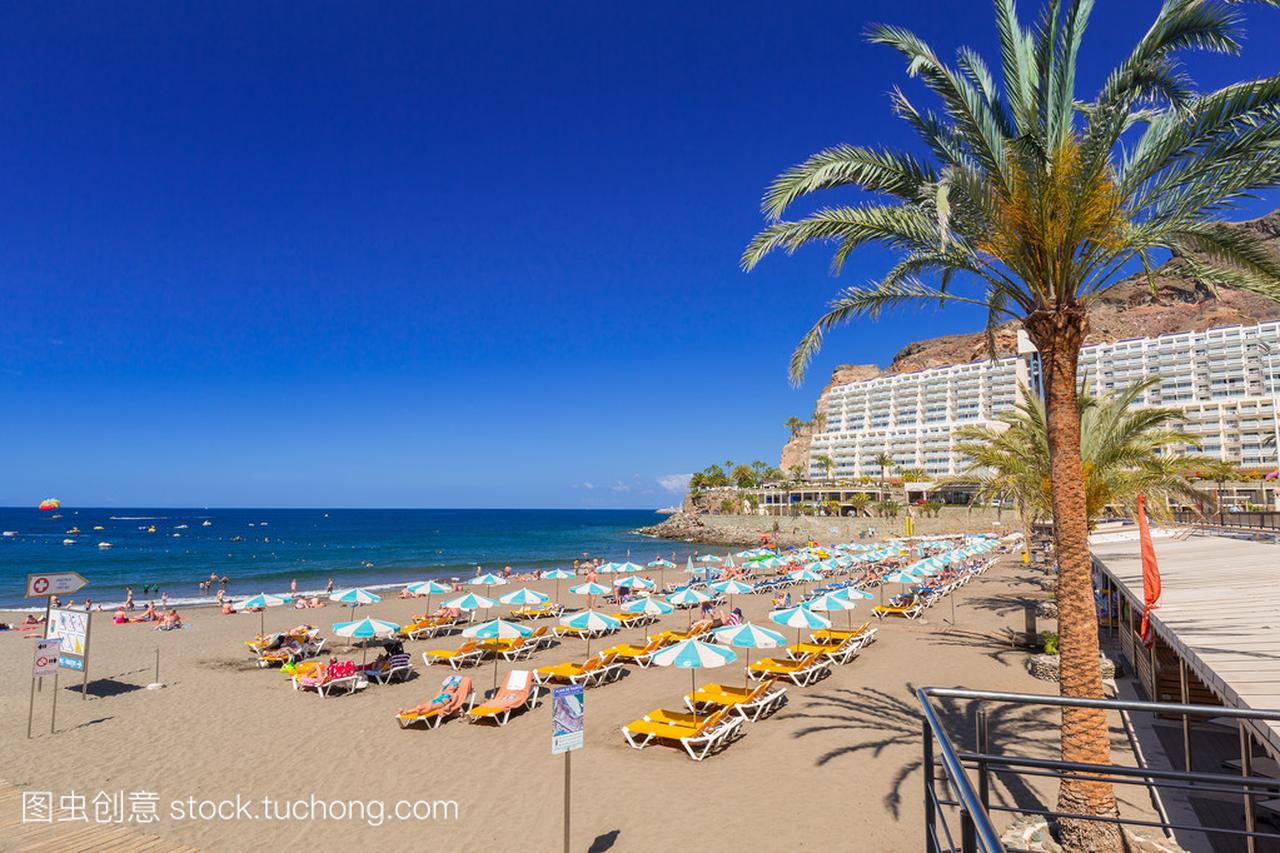 游客对阳光假期 Taurito 海滩,在大加那利岛