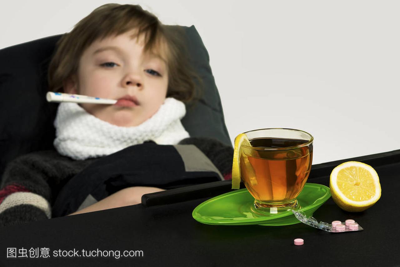 孩子生病了,发烧、 咳嗽、 流鼻涕的鼻子
