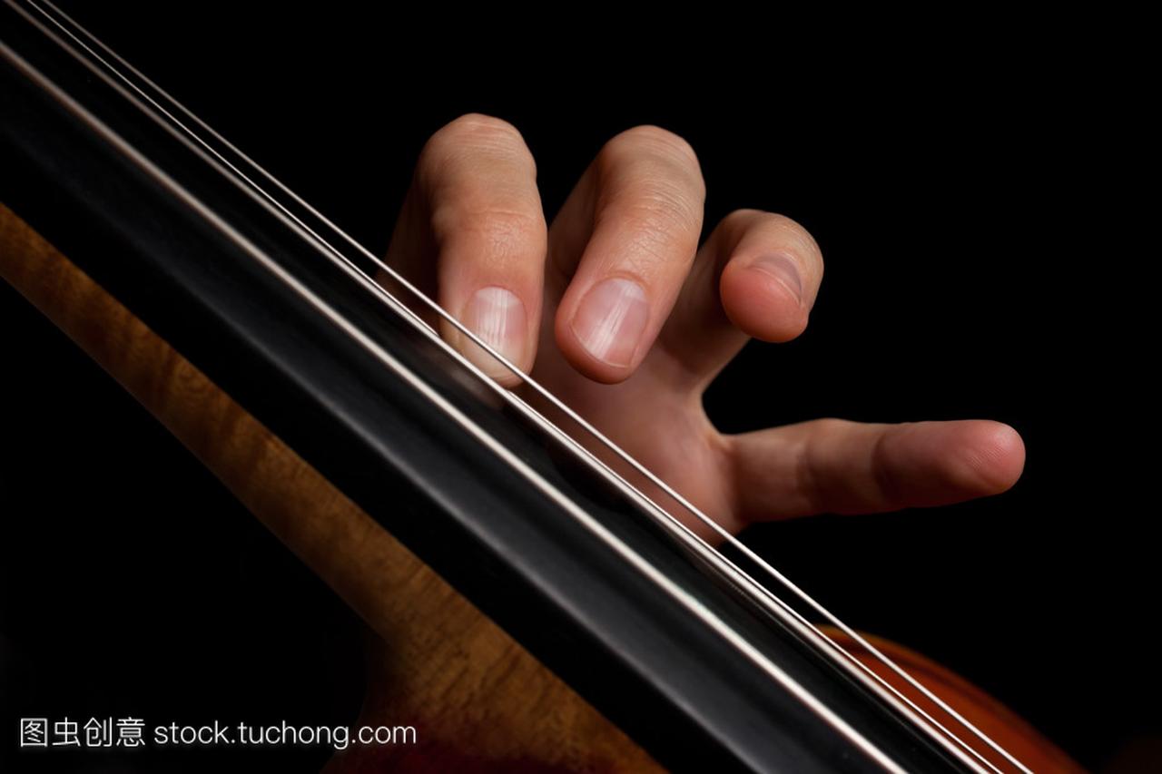 大提琴的琴弦上的手指