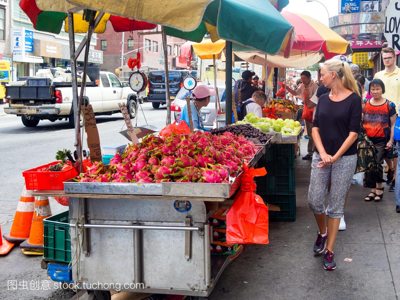 卖异国水果在纽约唐人街的华人移民