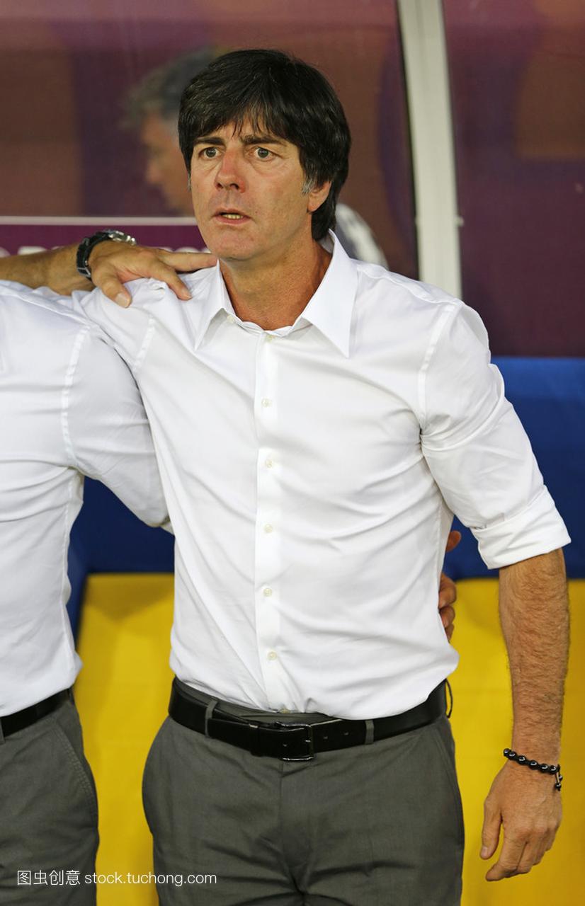 德国国家队主教练约阿希姆 · 低看起来对期间