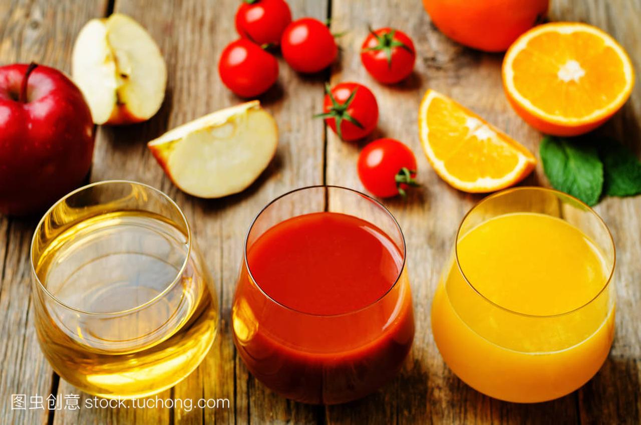 集的果汁: 橙汁,番茄和苹果