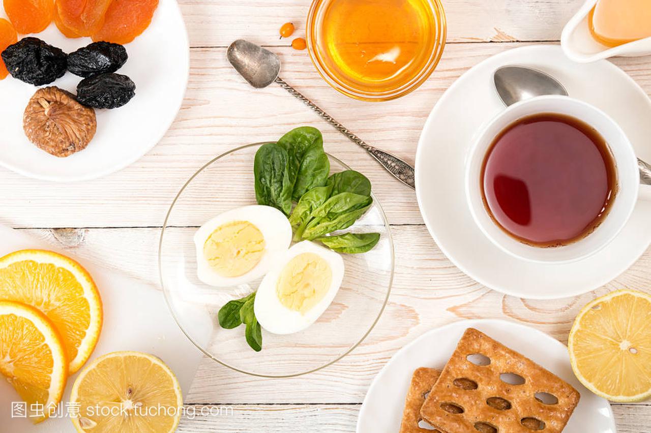健康有机早餐。鸡蛋、 桔子汁、 蜂蜜、 干的棕