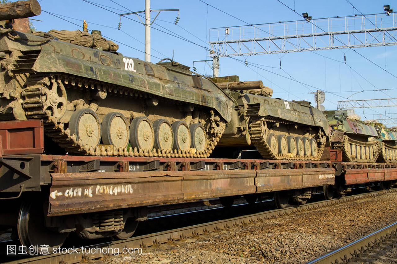 列货运列车在铁路平板车厢上的携带军用坦克