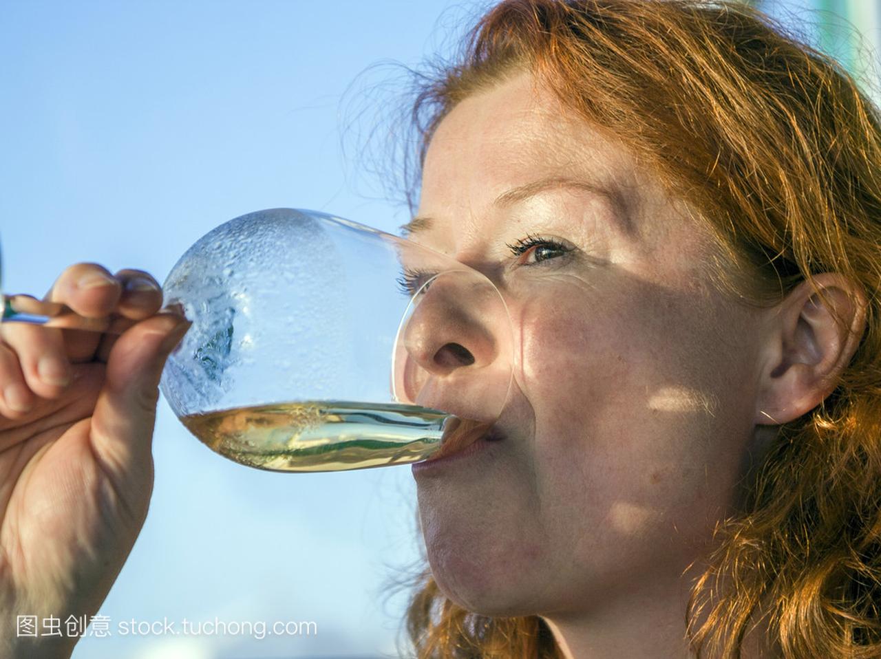 女人喝白葡萄酒