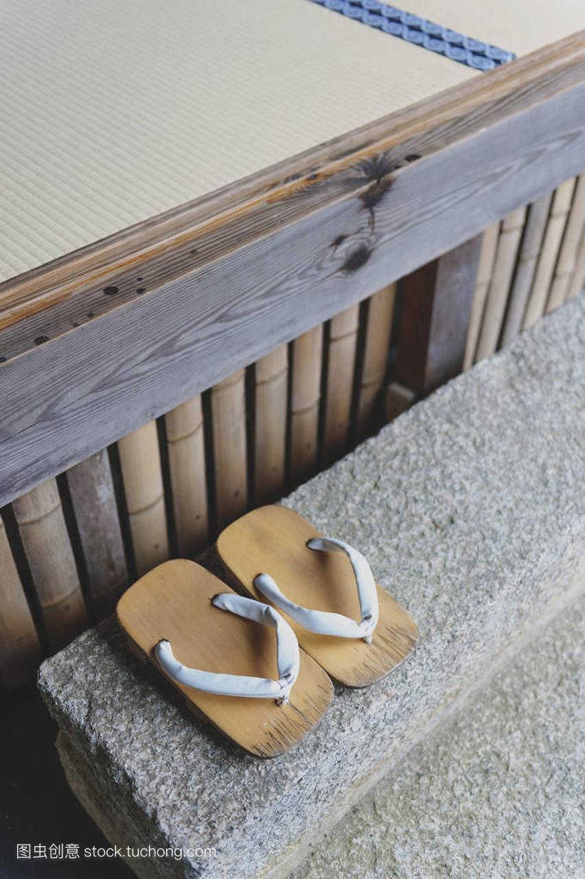 木屐或传统日本鞋、 拖鞋或凉鞋与高架的木基