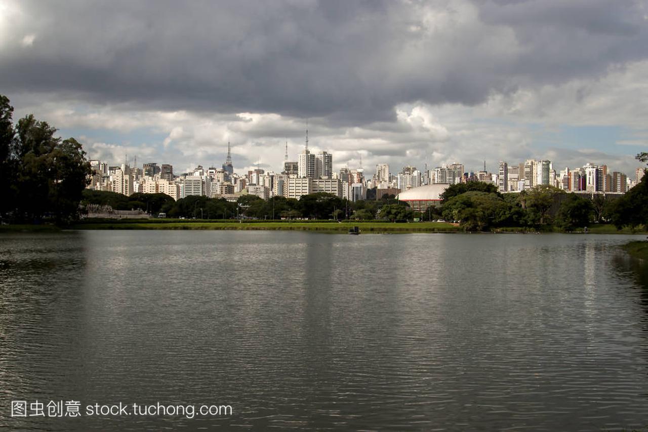 巴西圣保罗建筑景观从依比拉普达公园湖与树