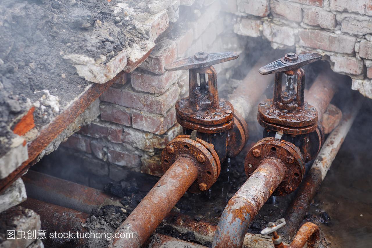 修理坏掉的旧水管生锈的加热系统