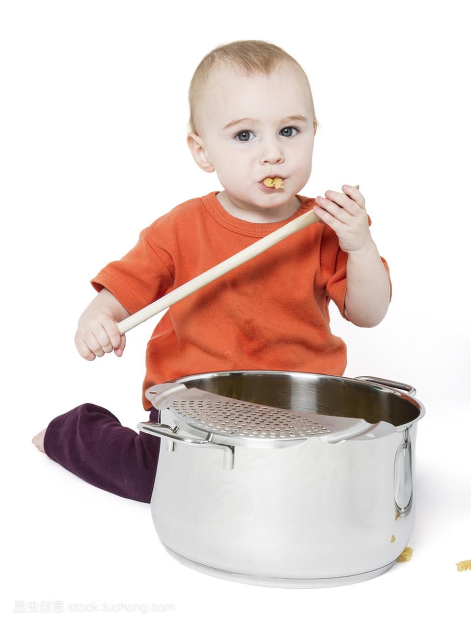 婴儿与大炒菜锅