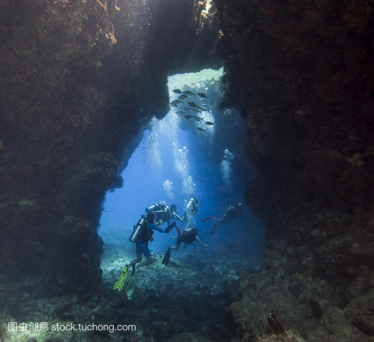 潜水员在水下洞穴
